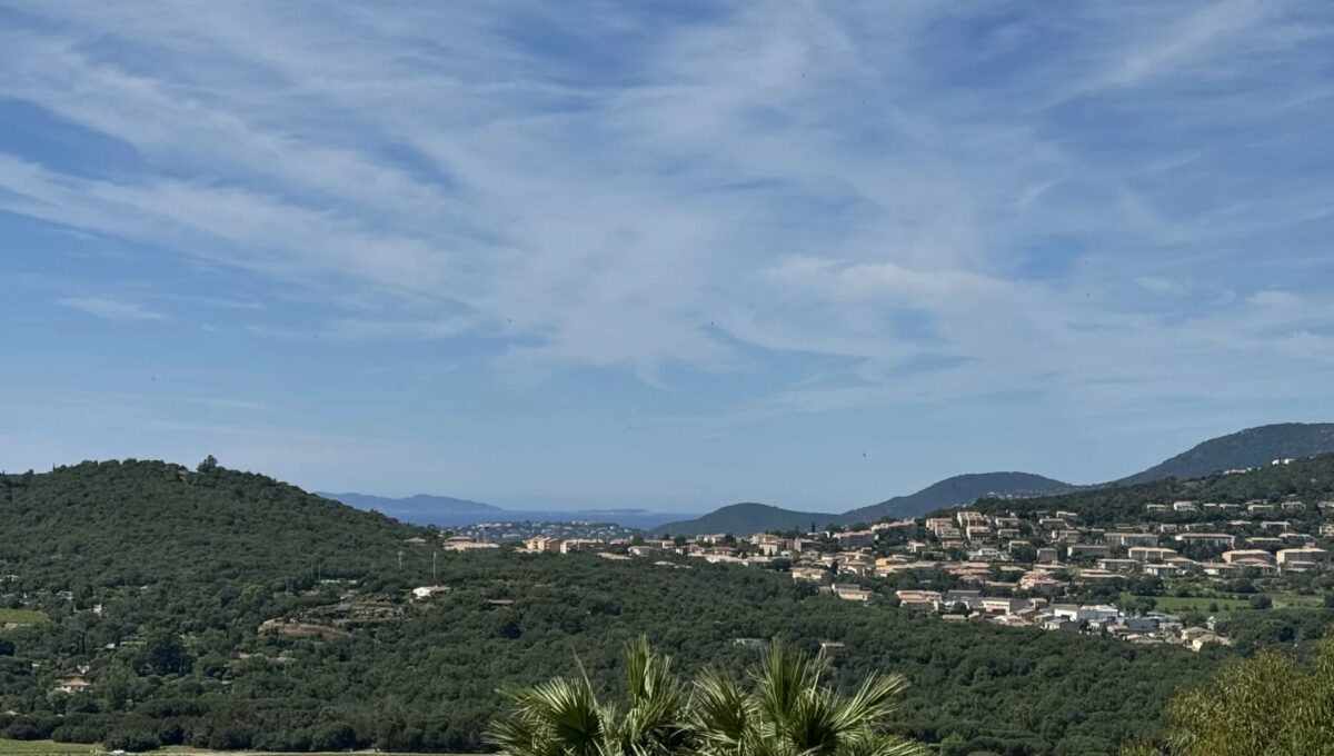 GASSIN - Charmante maison de village avec belle vue dégagée campagne et mer...