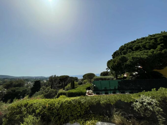 SAINT TROPEZ - Appartement à vendre avec vue mer & campagne