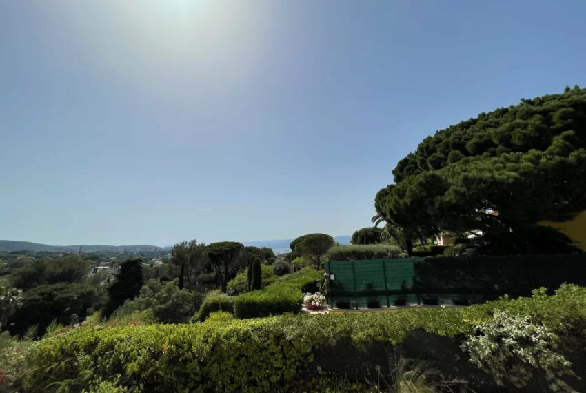 SAINT TROPEZ - Appartement à vendre avec vue mer & campagne