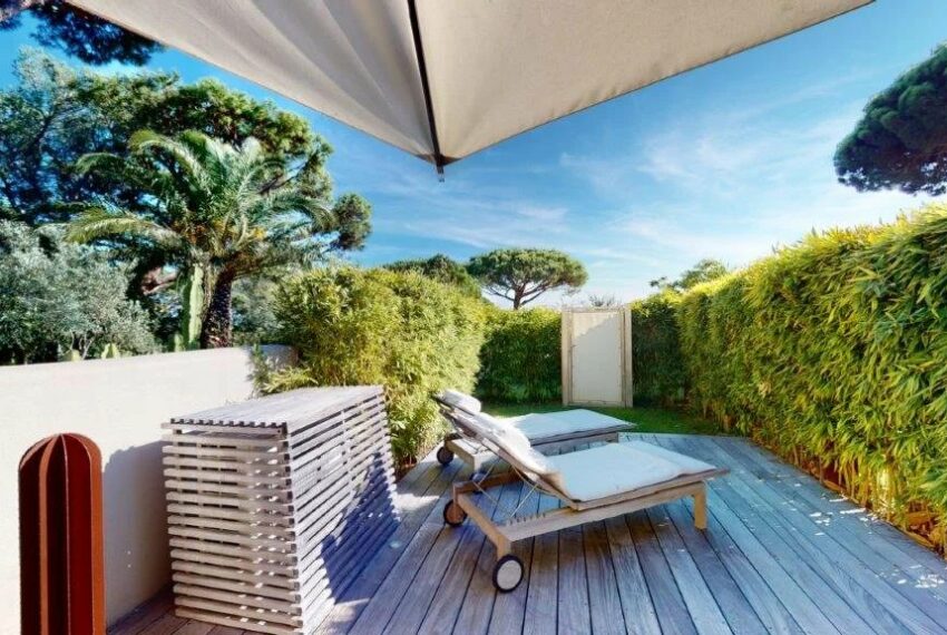 RAMATUELLE - Beautiful duplex apartment for sale with terraces & small garden